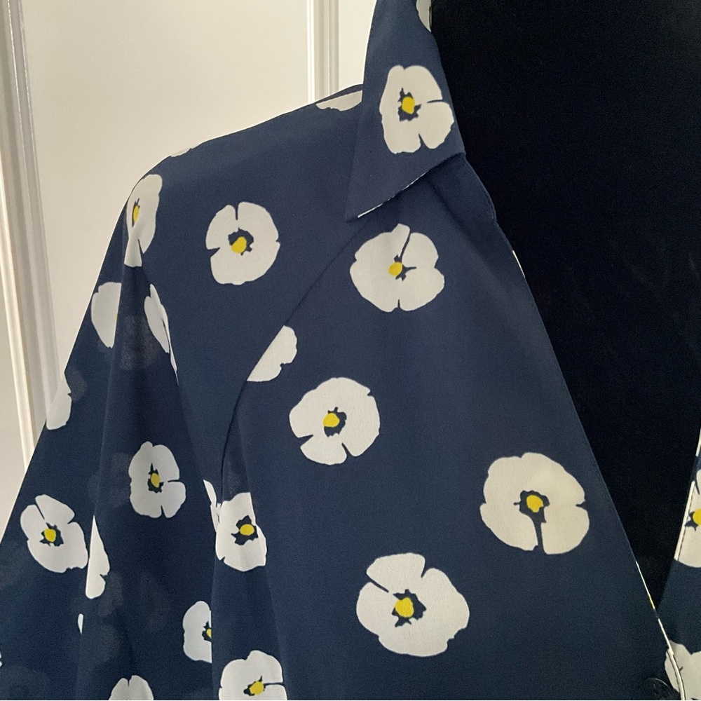 CAbi Top Medium Go To Button Shirt Top Daisy Floral Blue Lightweight Navy